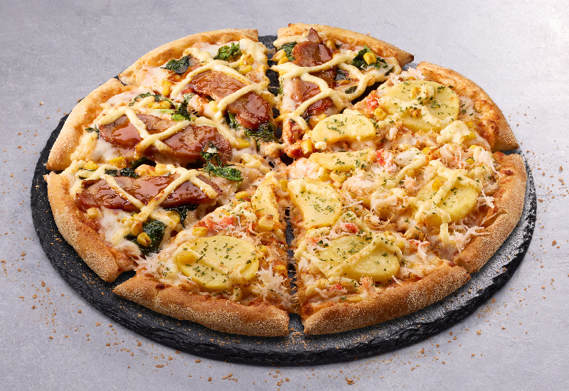 ドミノ・ピザ「炭火焼チキンと蟹の贅沢ハーフ&ハーフ」