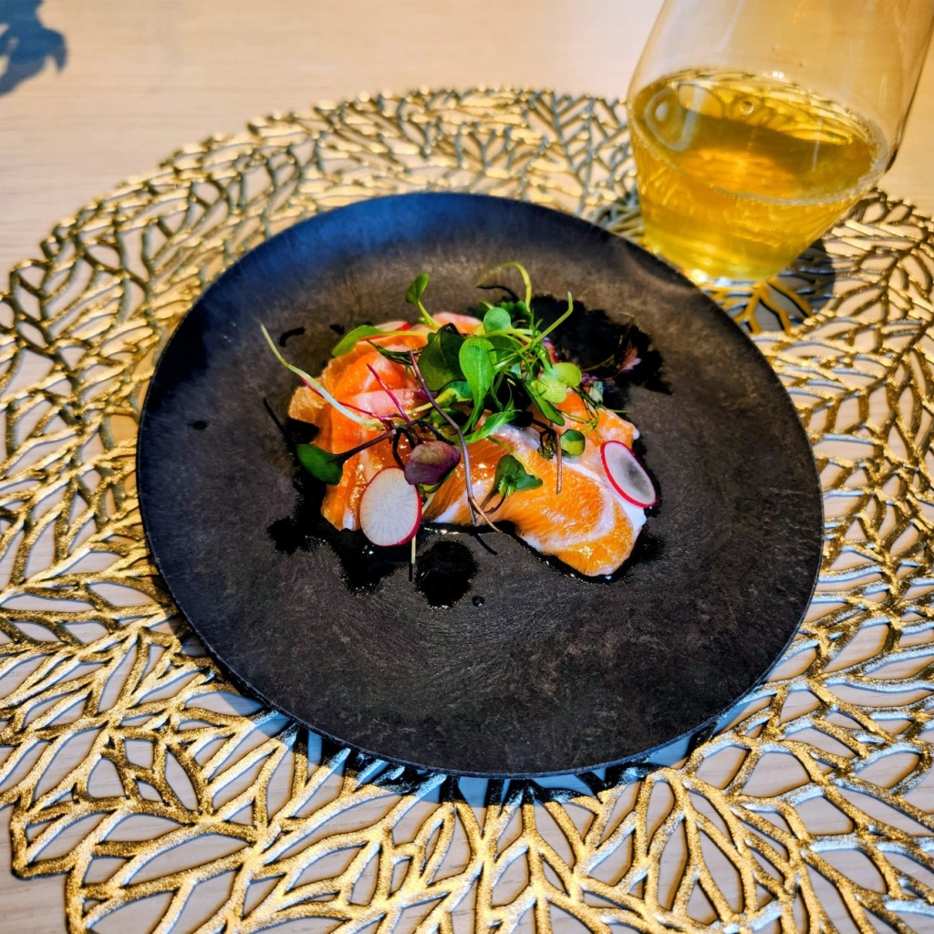 ムスブルミネ　国産サーモンなどを使用した料理