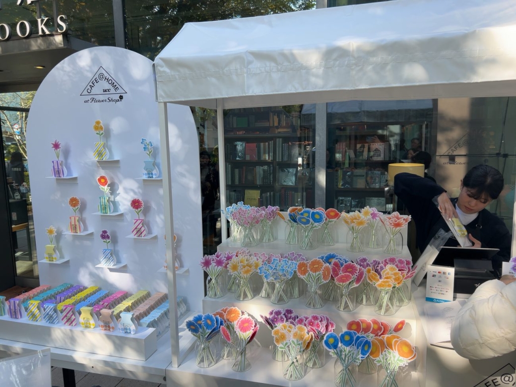 CAFE@HOME 9種類と、ペーパーフラワー 5種(各3色)を組み合わせた135通りから選べる(100円)。一人3つまで。