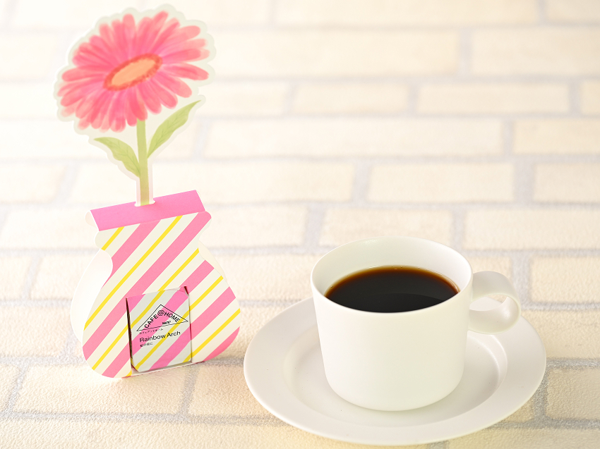 好みのコーヒーと花を選び、選んだコーヒーと同じデザインのフラワーベースにペーパーフラワーを挿して渡される(写真はイメージ)