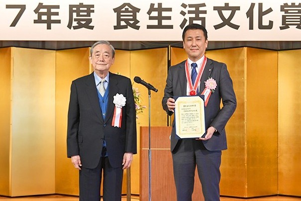 大塚食品の池内呉郎社長(右)