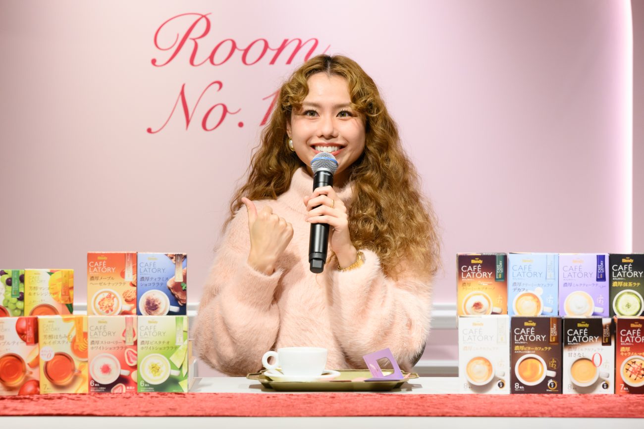 体験型イベント「CAFÉ LATORY ROOM」の感想を話すpecoさん