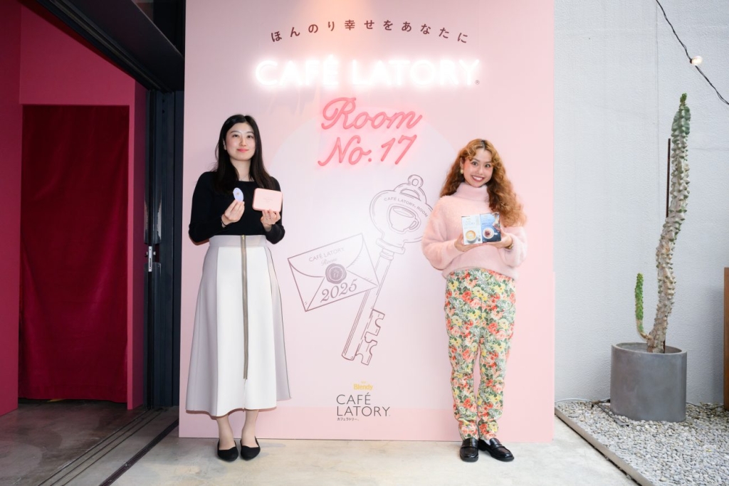 会場入口に立つ伊賀さん(左)とpecoさん