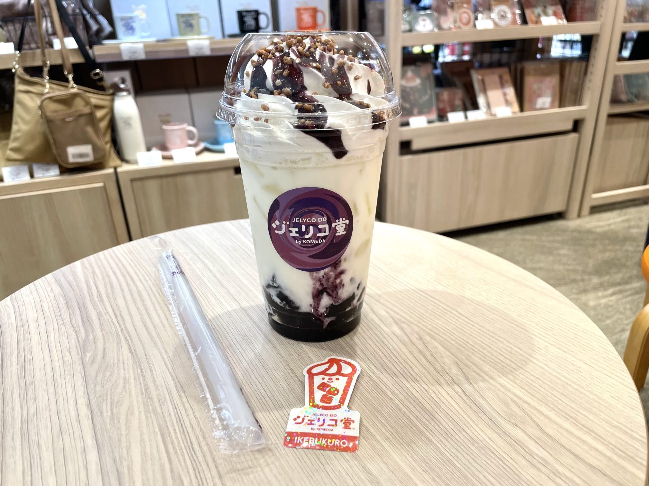 「ブルーベリージェリー&ブルーベリーラッシー」Lサイズ わらびもちトッピング(940円)