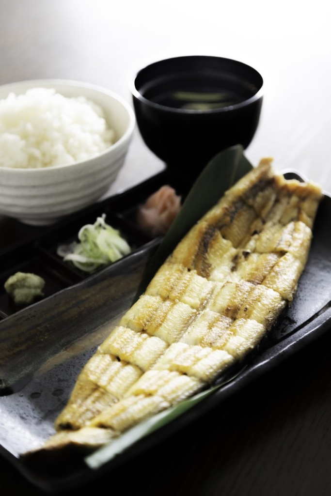 鰻と酒 成瀬「白焼き定食（一尾）」3,300円