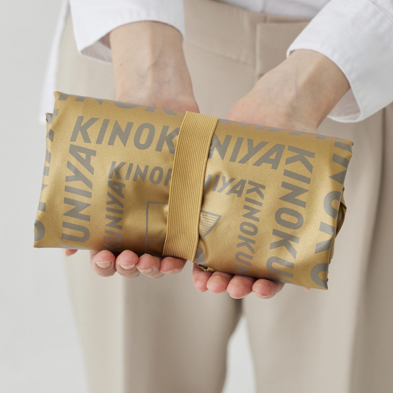 付属のゴムバンドでコンパクトに