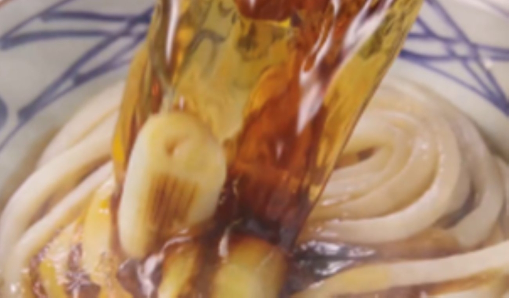 店内仕込みの白だしに合鴨肉の脂と旨みが加わった特製鴨だし