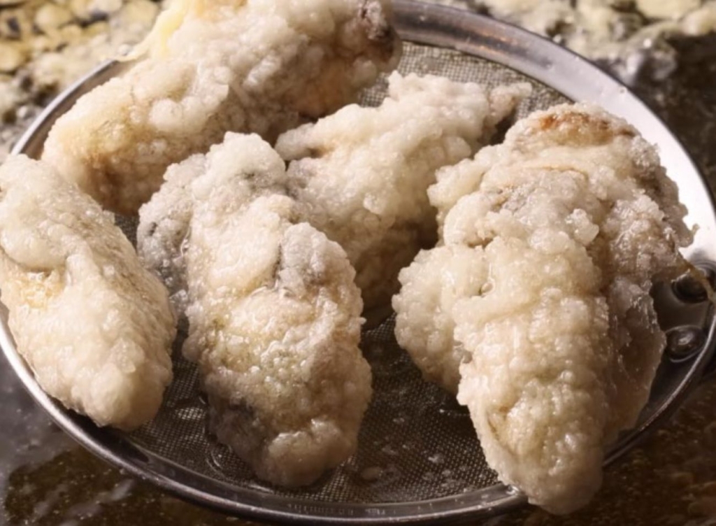 外はさくっと中はぷりっとした食感の揚げ牡蠣