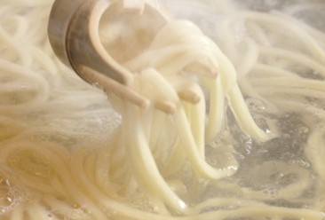 釜から直接器に盛り付け、水で締めない釜抜き麺