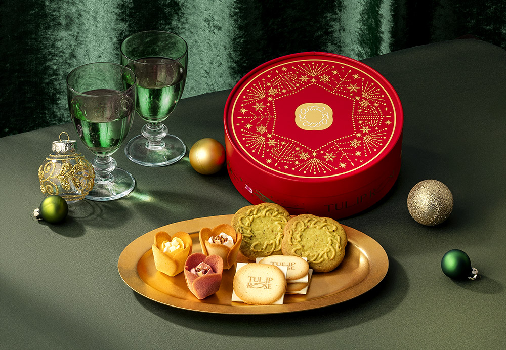 スイーツ5種を真っ赤なクリスマスボックスに詰め合わせた