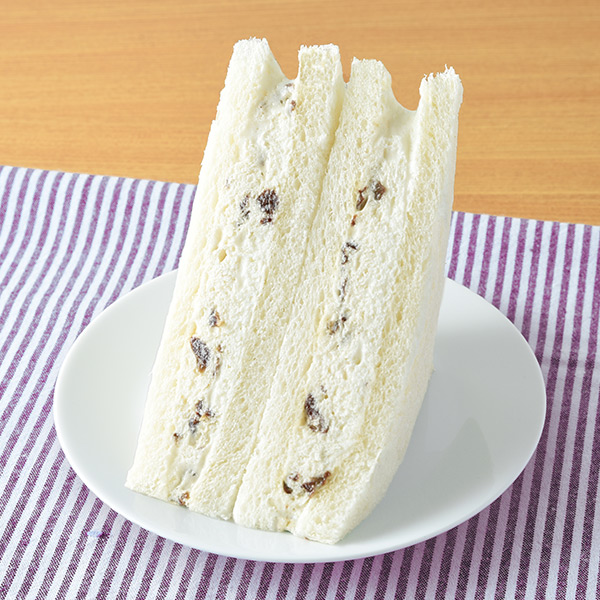 ファミマ「ラムレーズンホイップサンド」税込398円