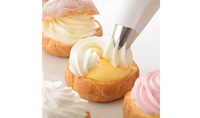 高く絞り出した生クリーム入りホイップクリーム