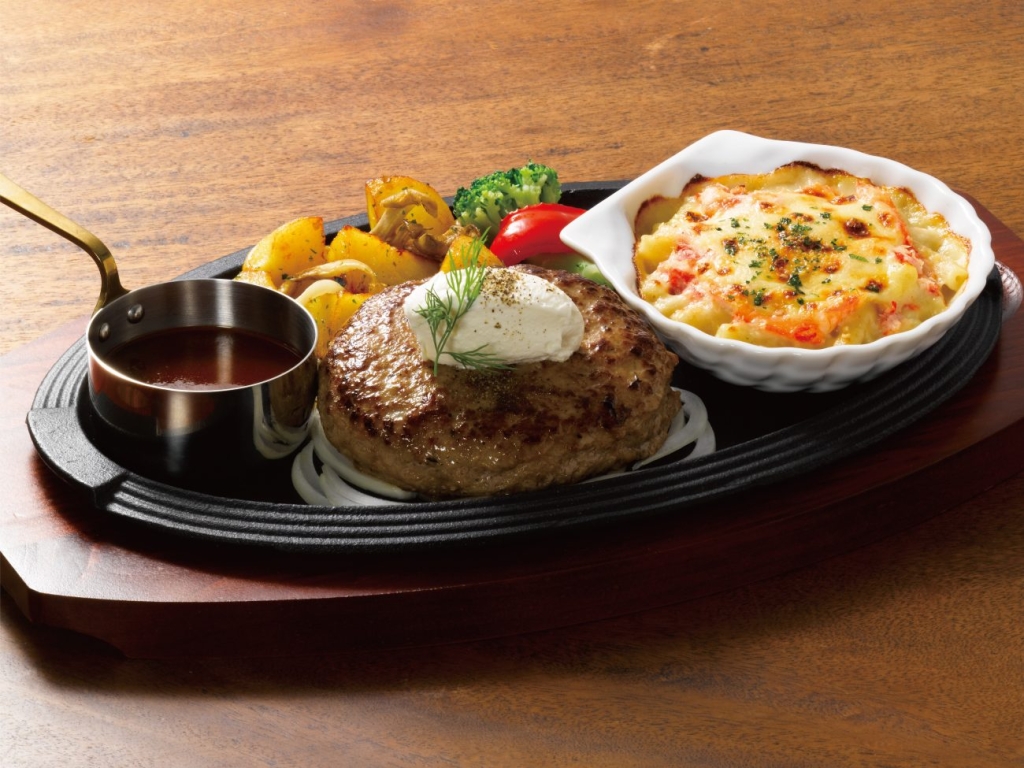 マスカルポーネの黒×黒ハンバーグ＆国産紅ずわい蟹のグラタン