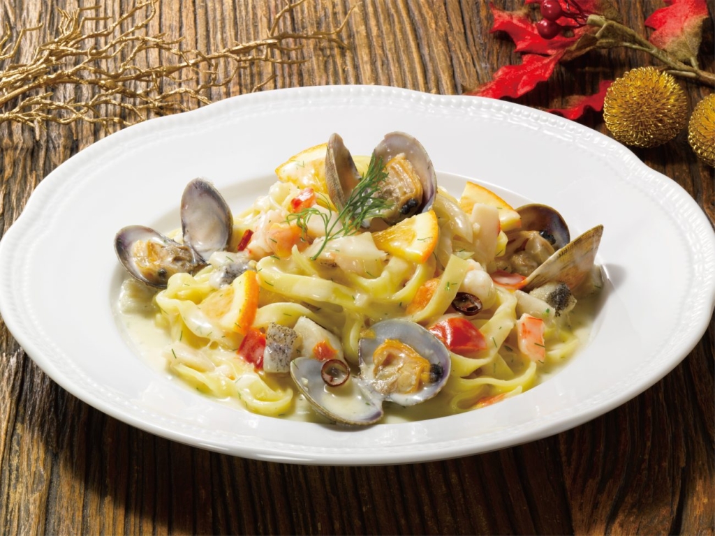 海老と国産魚介のクリームフェットチーネ オレンジ風味