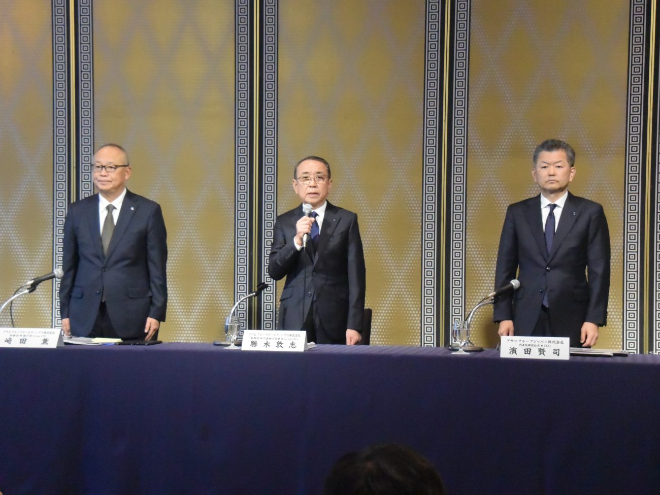 （左から）アサヒグループHDの崎田取締役、勝木社長、アサヒグループジャパンの濱田社長