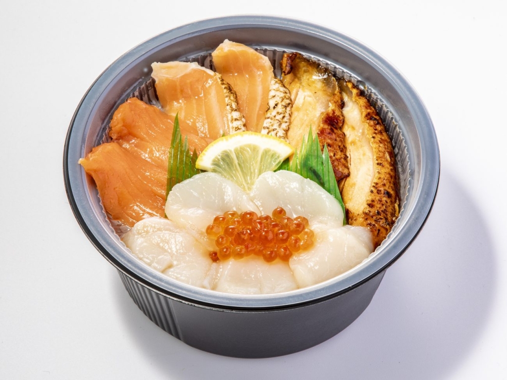 【魚力海鮮寿司】3種のサーモンとホタテ丼