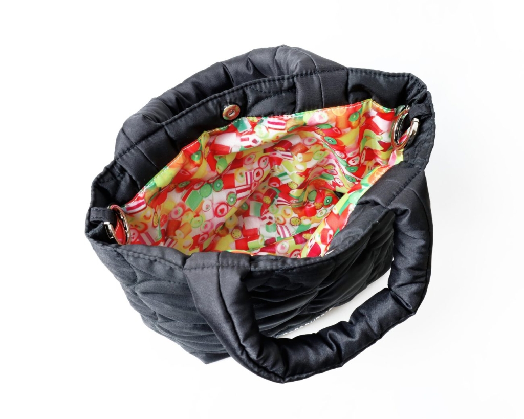 裏地にはフルーツミックスをプリント