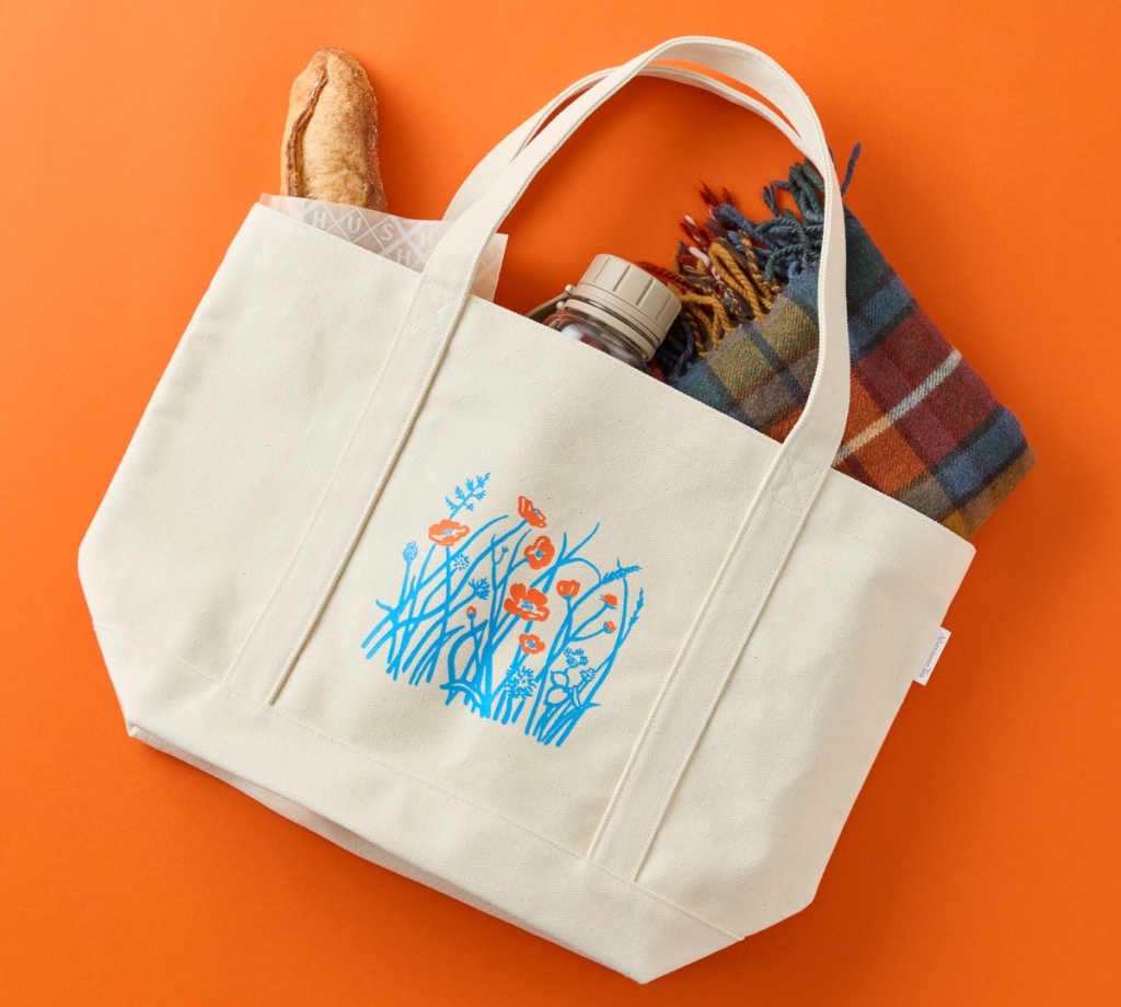 アフタヌーンティー・ティールーム「ニューイヤーズバッグ2026」オリジナルバッグ 使用イメージ