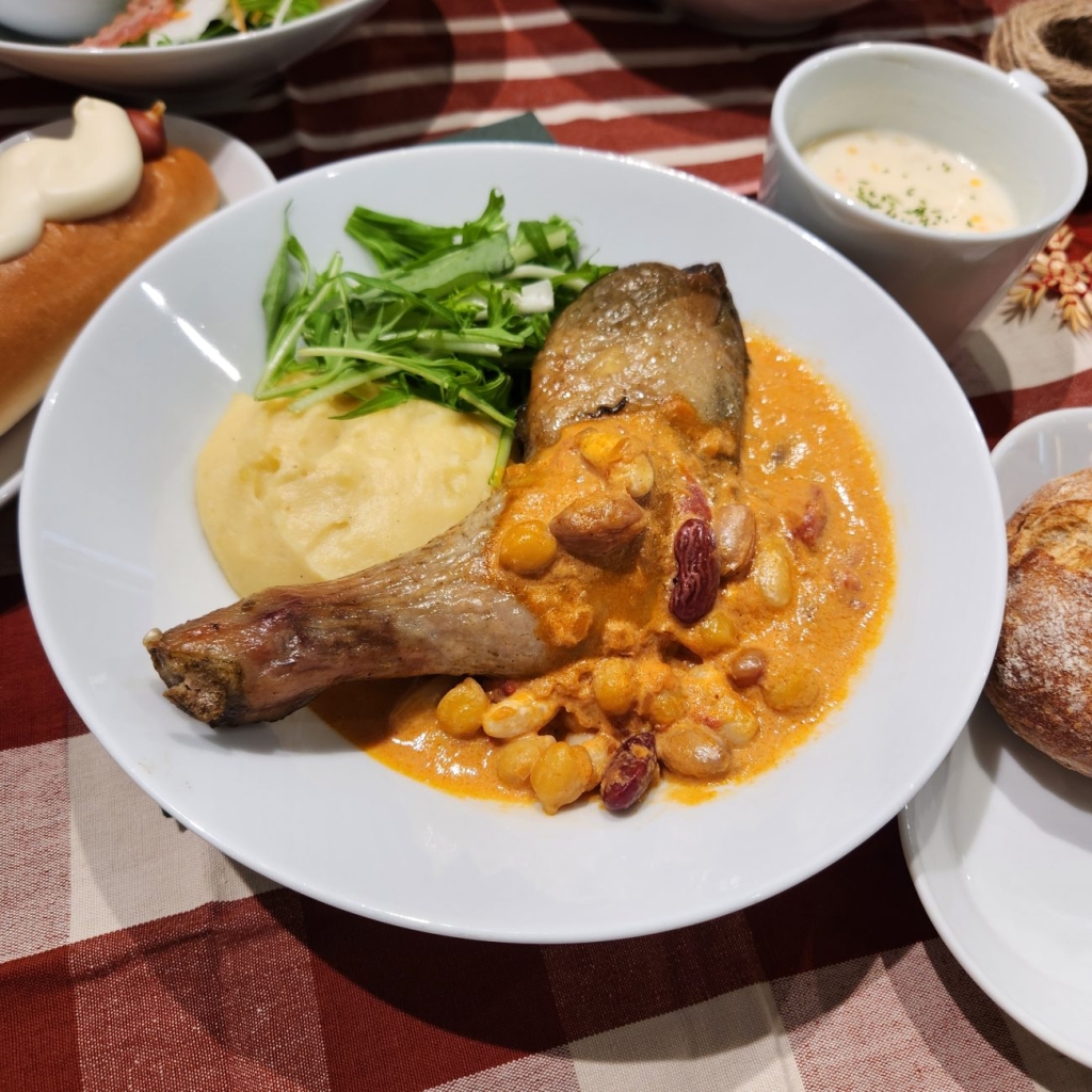 チキンレッグのコンフィトマトクリームソース