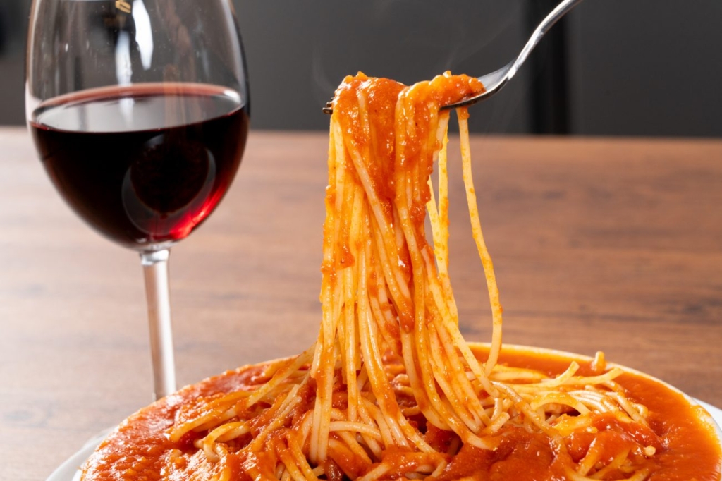 こだわりのトマトパスタは “赤ワイン” との相性も抜群の逸品