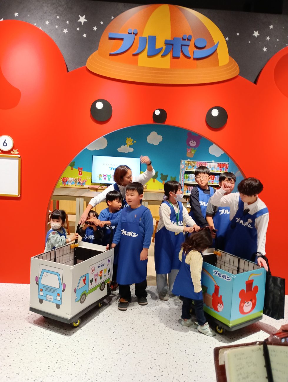 鉄道班とトラック班に分かれて売り場へ向かう