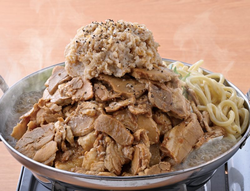 切り落としチャーシューの背脂豚骨醤油ラーメン鍋(チャーシューと背脂にんにく×2) 1人前1,527円 ※写真は2人前