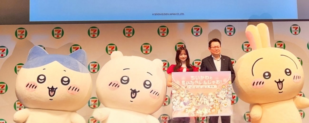 岡嶋執行役員(右)、森香澄さん(左)、ちいかわ、ハチワレ、うさぎ