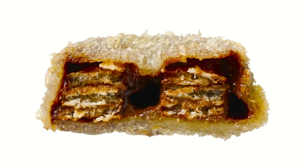 秘伝のレシピで作られたサクサク衣でキットカットを揚げた