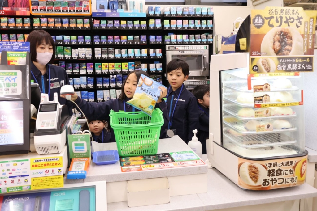 店舗でのレジ打ちなどを体験