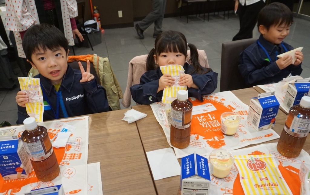 食事会では同社のファミチキや牛乳などを提供