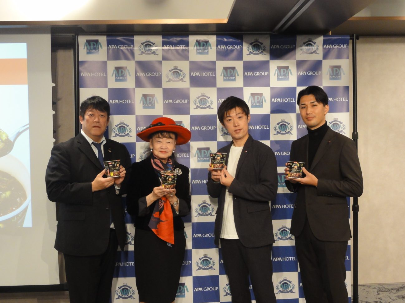 左からアパホテルの元谷択専務、元谷芙美子社長、日清食品マーケティング部の中村圭佑ブランドマネージャー、日清食品ホールディングス食品開発部野村悠登氏