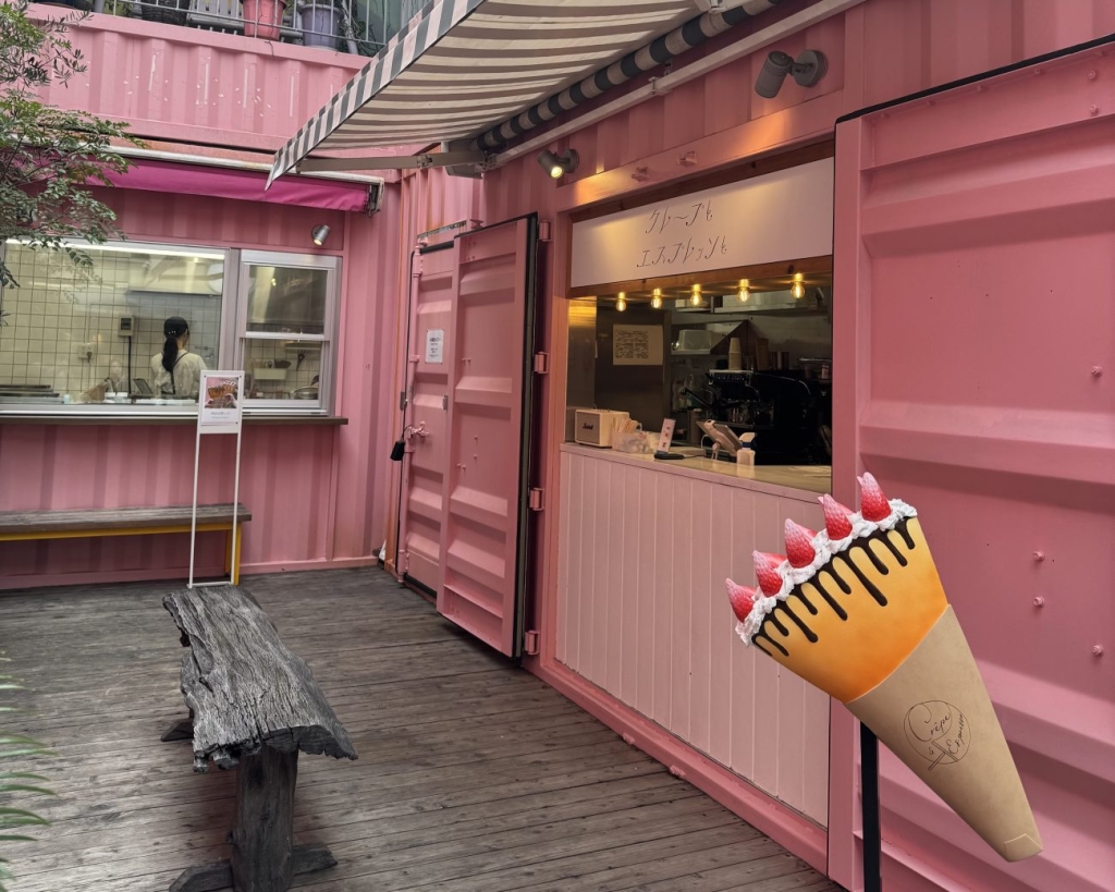 “ポップでかわいいピンクの世界観”をテーマにした店舗