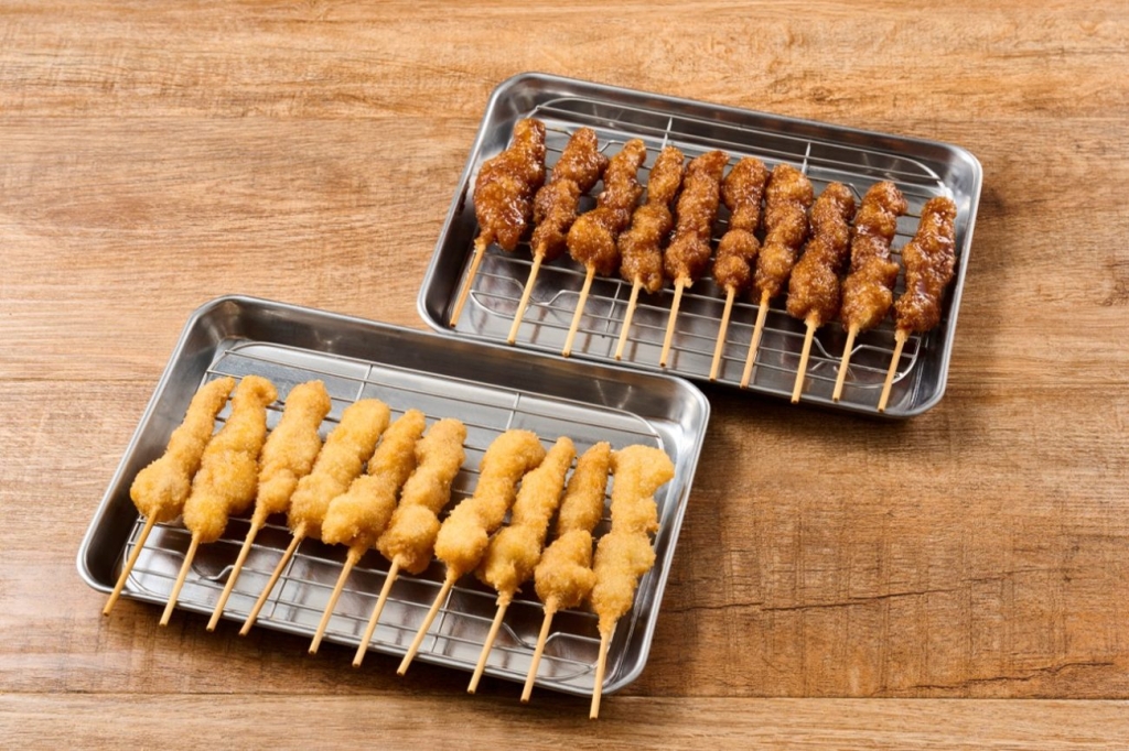 写真上「無限土手みそホルモン串」、写真下「無限柚子ぽん酢ホルモン串」