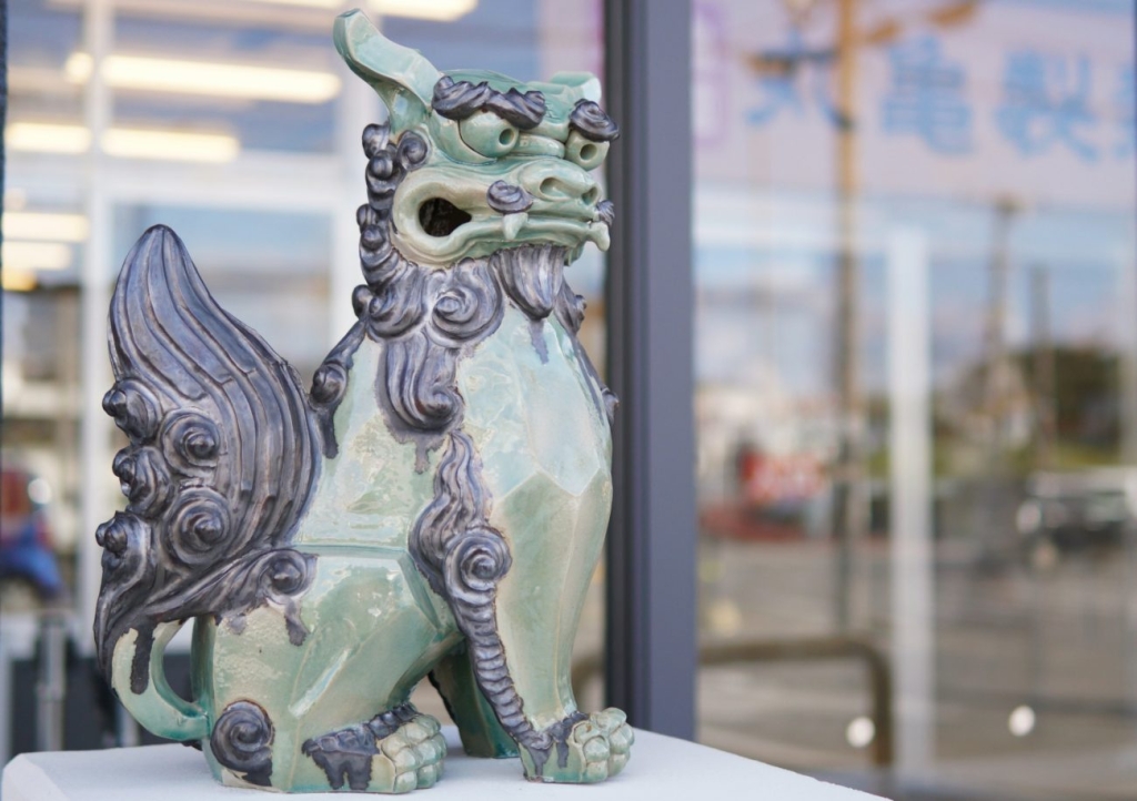 入り口にはシーサーを配置