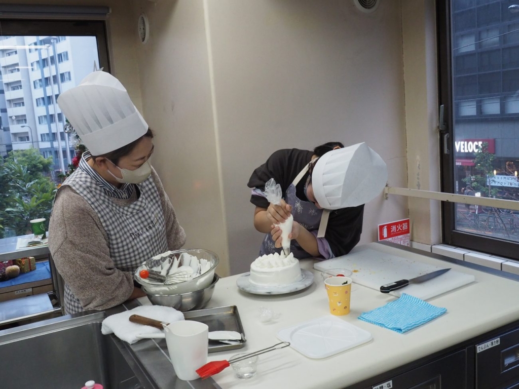 親子は思い思いにケーキをデコレーションした