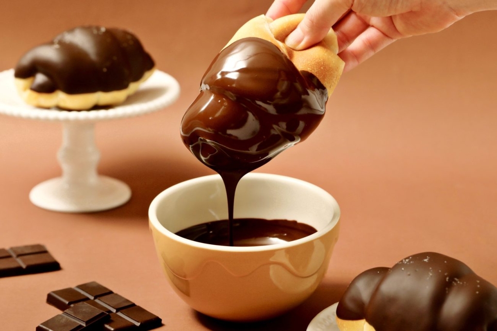 チョコチップを包み込んだ塩パンをさらにチョコでコーティング