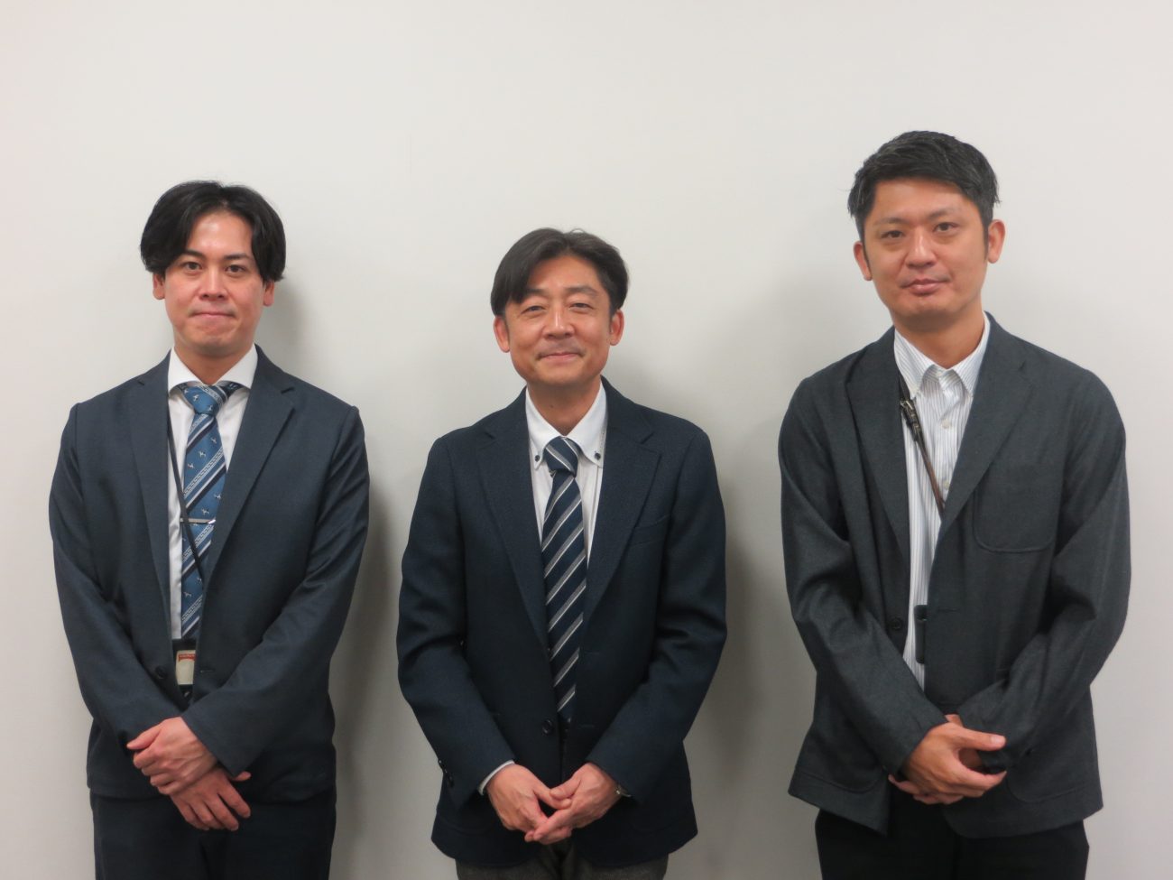 テーブルマーク戦略本部マーケティング戦略部･松田昇太業務用マーケティング担当部長兼業務用第一チームリーダー(＝写真・中央)、同部玉井将人業務用マーケティング施策統括兼業務用第二チームリーダー(＝同・右)、同部業務用第一チーム鈴木勇登氏(＝同・左)