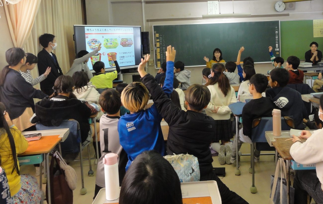 明星食品「デザイン」をテーマにした授業の様子