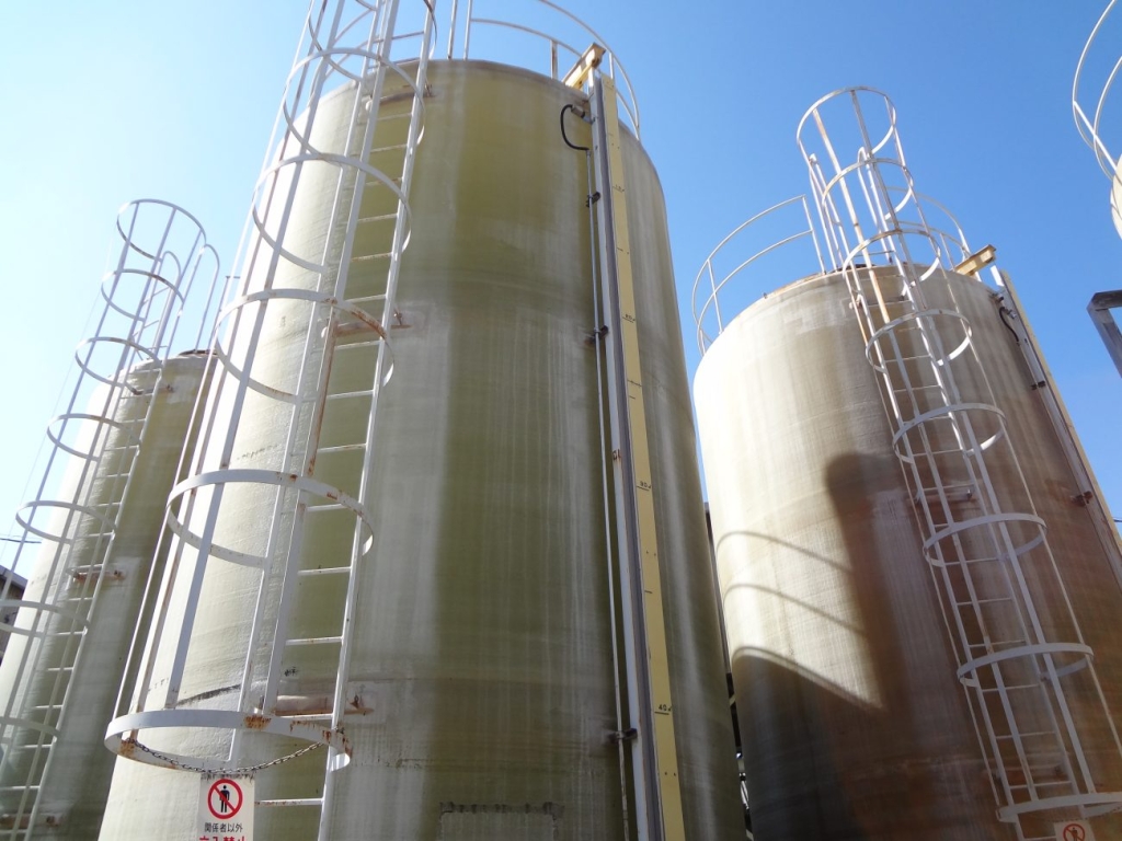 塩化マグネシウムの結晶をタンクで約1週間沈殿