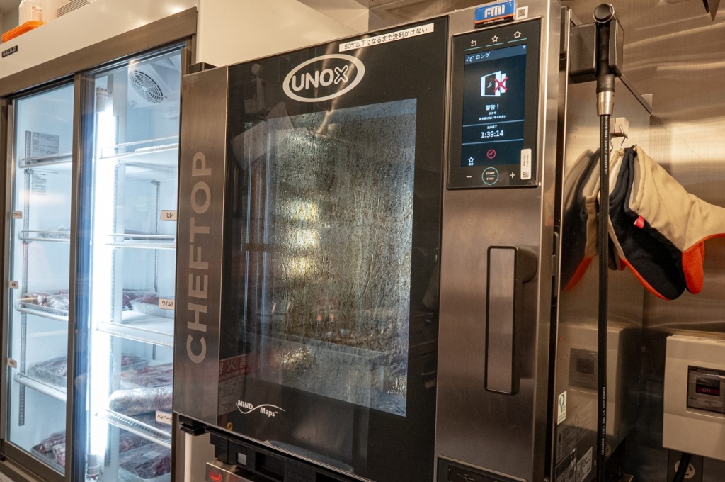 「いきなり！ステーキ神田北口店」に導入したスチームコンベクションオーブン