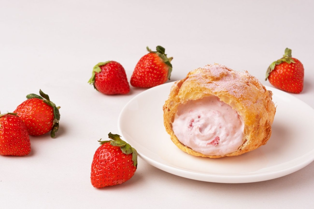 パイシュー生地の中に、いちごを合わせたコク深い北海道産生クリームを詰めた