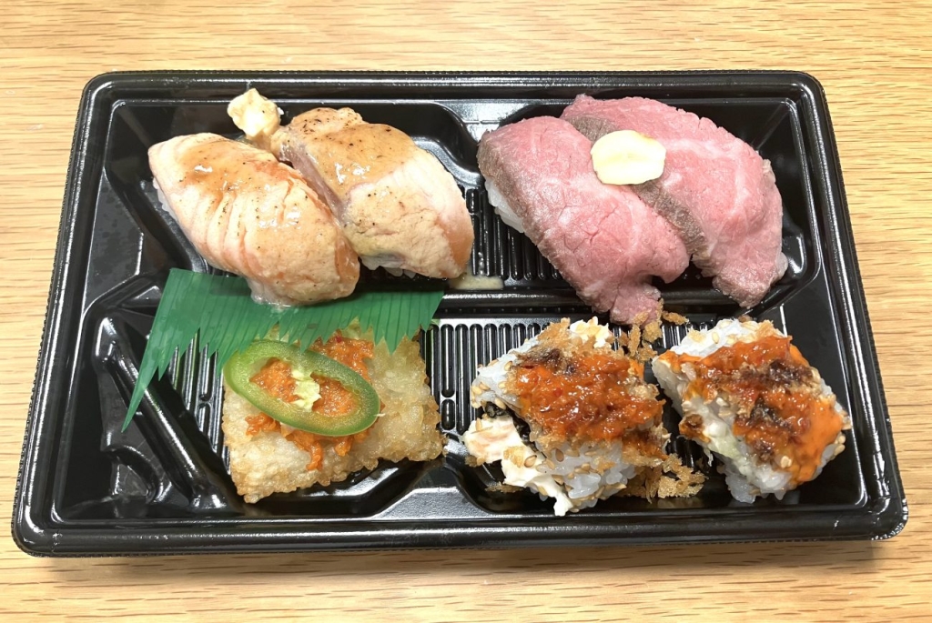 アメリカで提供しているメニュー。左上から右回りに、炙りサーモン味噌クリームチーズ、和牛たたき、ゴールデンクランチロール、クリスピーライス