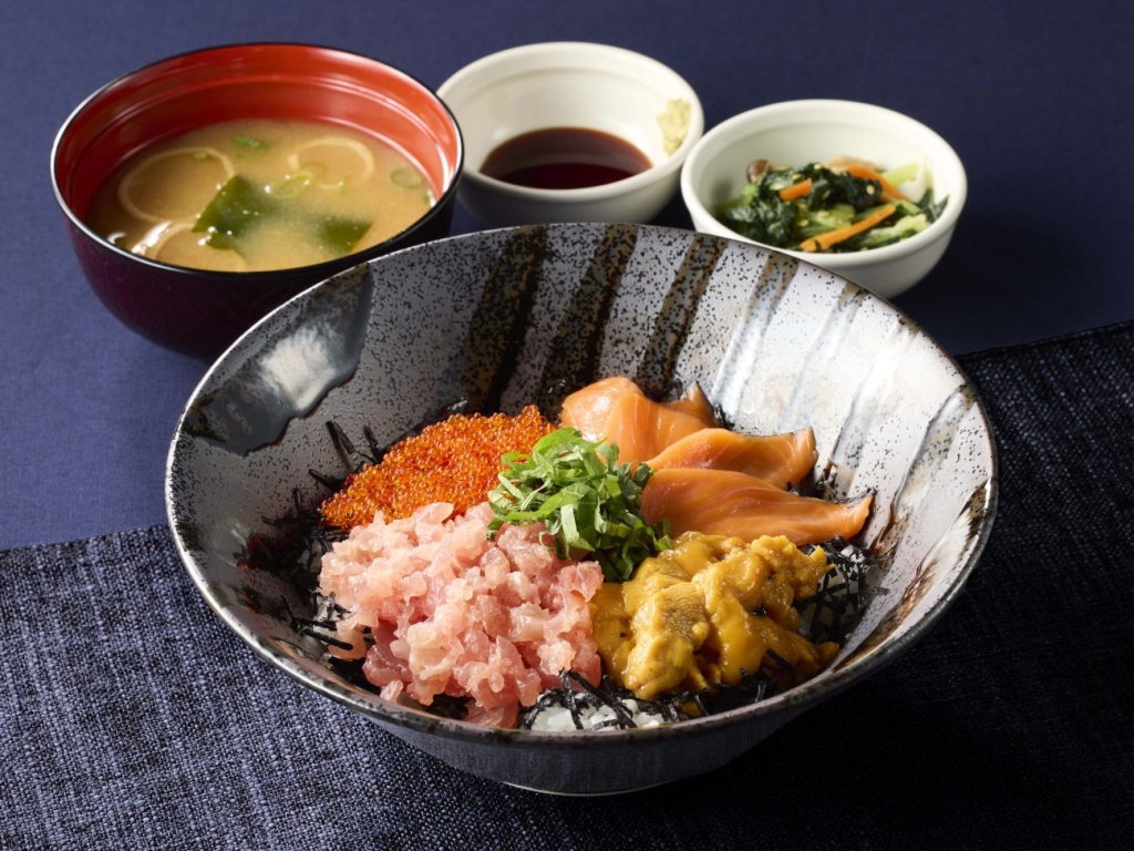 濃厚ウニの豪華四色丼