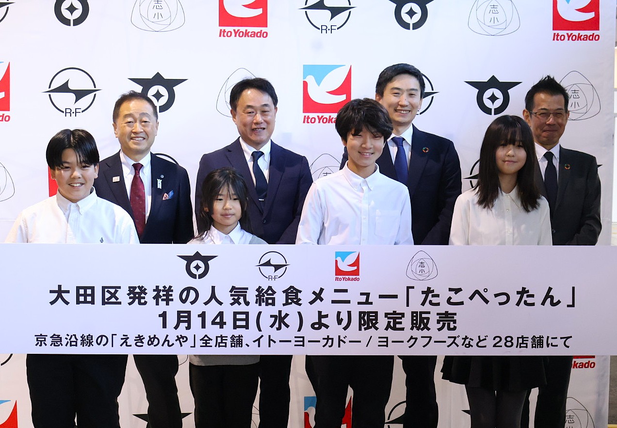 たこぺったんプレス発表　伊藤氏（後列中央右）・小島社長（後列中央左）・西川店長(後列右)・志茂田小学校の児童