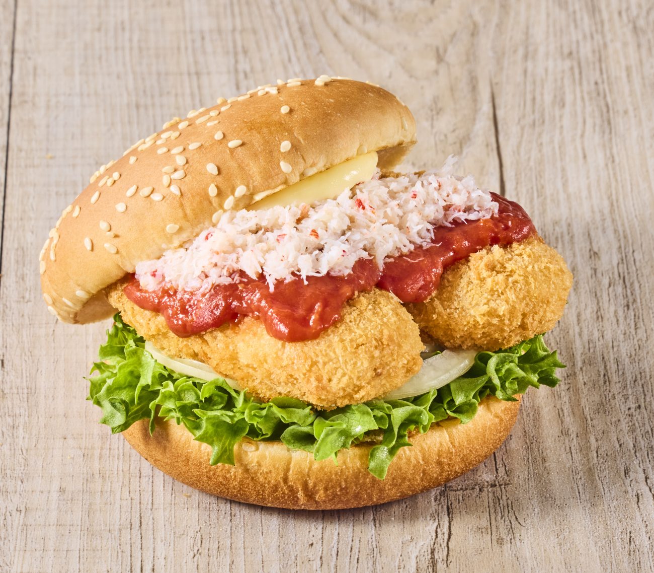 オオズワイガニのクリームコロッケバーガー・濃厚トマトソース
