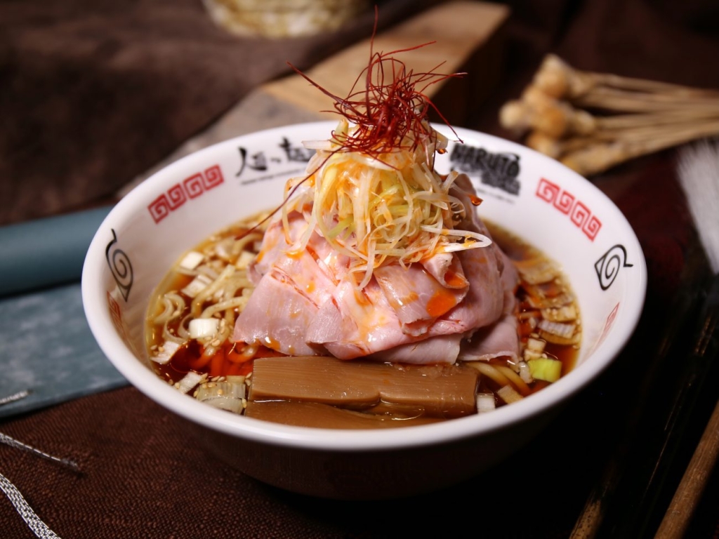 サスケの得意忍術「火遁・豪火球の術」をイメージした醤油ラーメン