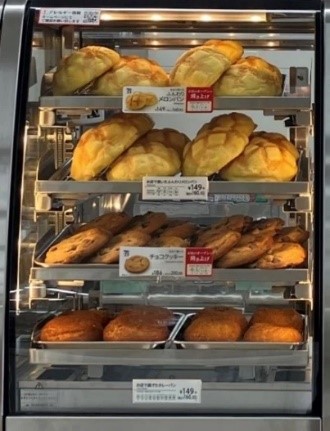 カウンターのケース内で販売されているパン等が対象