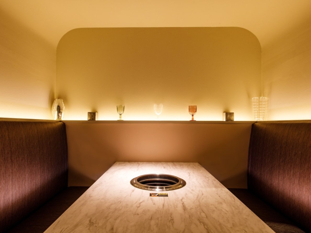 個室中心の店内で、会話も食事も落ち着いて楽しめる