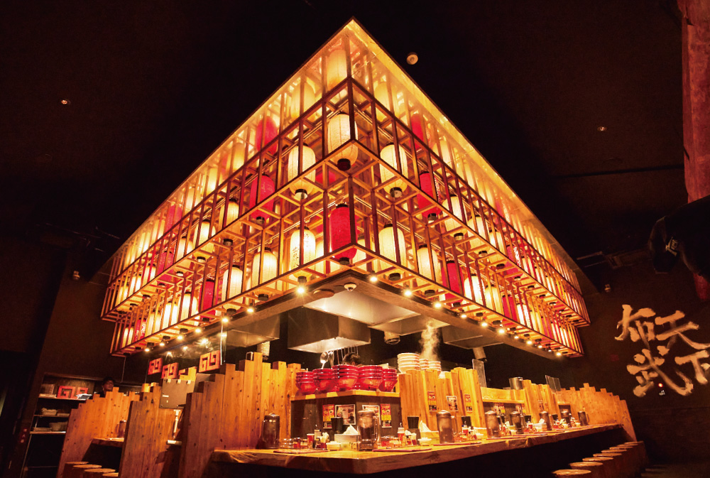 店内の空間テーマは「MATSURI」。地元に愛される日本の祭りのようなグルーブ感を大切にしている