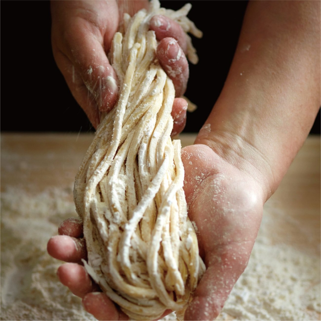 毎日店内で製麺するうどん(イメージ)